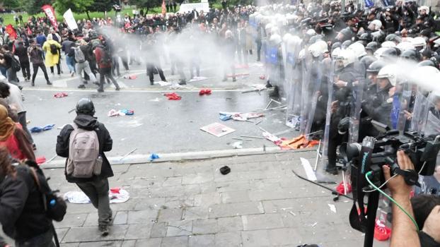 İstanbul -Saraçhane'den Taksim'e yürümek isteyenlere polis müdahalesinin ilk anları (AKTÜEL GÖRÜNTÜ -1)