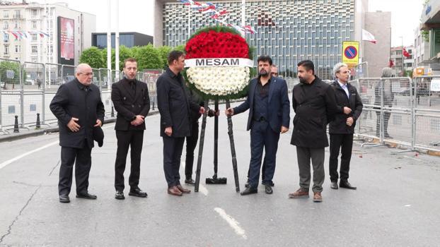 MESAM Taksim Cumhuriyet Anıtı’na çelenk bıraktı