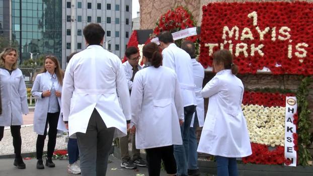 İstanbul-Hekim Birliği Sendikası Taksim Cumhuriyet Anıtı'na çelenk bıraktı