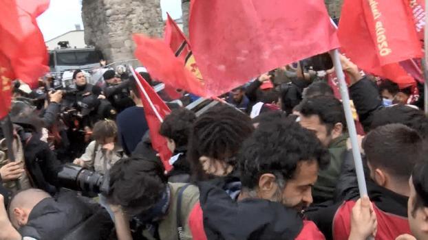 İstanbul- Saraçhane'de kalkanlarla ilerleyen polis, grupları dağıttı