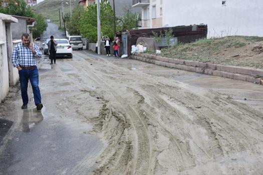 Sivas'ta sağanak; sokaklarda çamur birikintileri oluştu, mahsur kalan 5 kişilik aile kurtarıldı