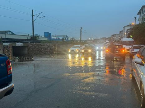 Ankara'da şiddetli yağış; yollar çöktü, araçlar, ev ve iş yerleri hasar gördü (3)