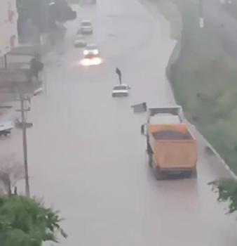 Ankara'da şiddetli yağış; yollar çöktü, araçlar, ev ve iş yerleri hasar gördü (4)