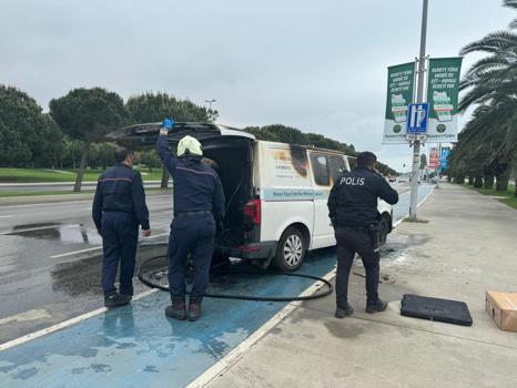 İstanbul- Maltepe sahilinde minibüs alev alev yandı