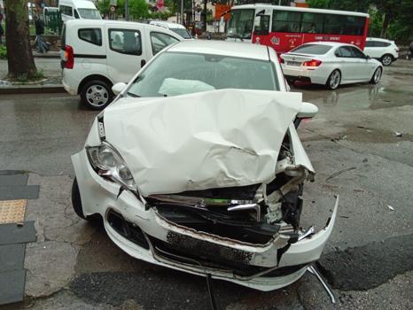 Amasya’da minibüs ile otomobil çarpıştı; 3 yaralı