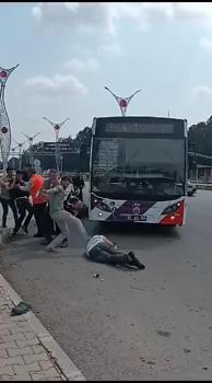 Yol verme tartışmasında belediye otobüsü şoförü tekme- tokat dövüldü; o anlar kamerada