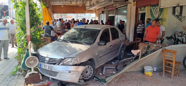 Adana'da kontrolden çıkan otomobil, kahvehanede oturanlara çarptı: 5 yaralı