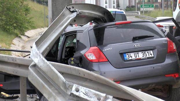 İstanbul-Eyüpsultan'da bariyerlere çarpan otomobilin sürücüsü hayatını kaybetti