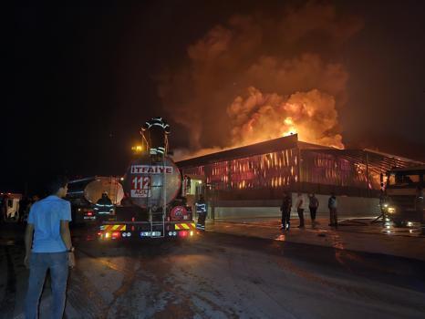 Adana'da motosiklet fabrikasında yangın (Ek fotoğraflar)