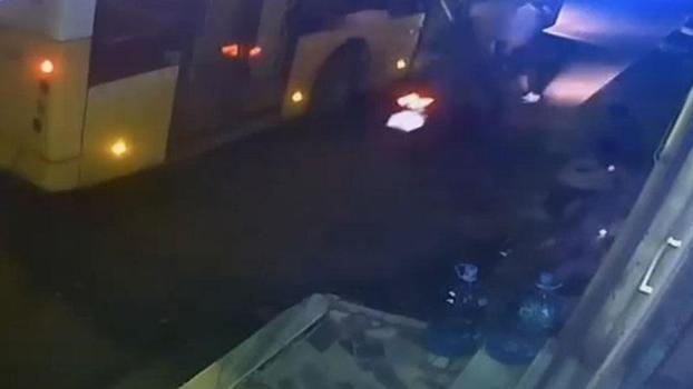 Pendik'te, İETT otobüsünden inerken motosikletin çarptığı yolcu ağır yaralandı: O anlar kamerada