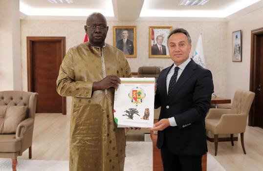 Senegal Cumhuriyeti Büyükelçisi Rektör Yılmaz'ı  ziyaret etti