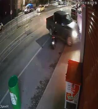 İş yeri önündeki motosiklet, park halindeyken 3 kazaya karıştı