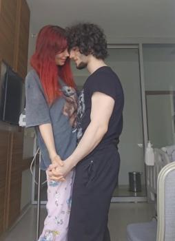 İzmir'de lösemi tedavisi gören Nehir'e hastane odasında sürpriz evlilik teklifi