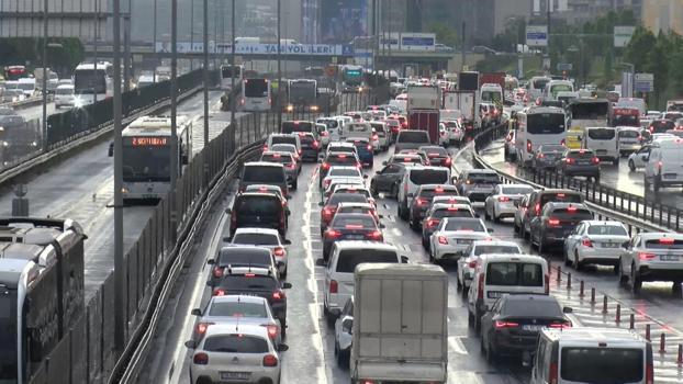 İSTANBUL-İstanbul'da haftanın son iş gününde trafik yoğunluğu yüzde 81'e ulaştı