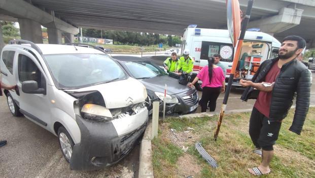 Edirne'de hafif ticari araç ile otomobil çarpıştı: 3 yaralı