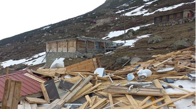 Yaylada kar eridi; yıkılan 6 ev enkazı gün yüzüne çıktı