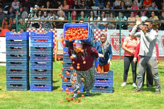 Kadınlar kasa taşıyıp, domates yiyerek yarıştı
