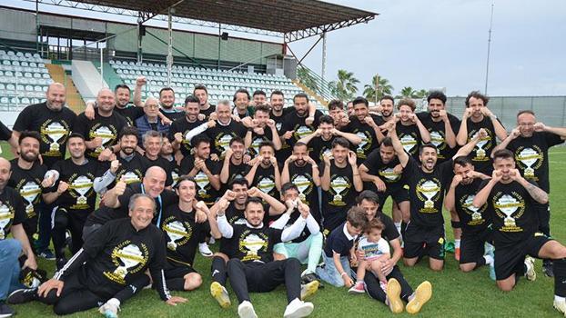 Genç takımla sahaya çıkan Serik Belediyespor'u 6-0 yenen Esenler Erokspor şampiyon olarak 1'inci Lig'de