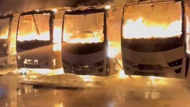 Kartepe'de otobüs markasına ait otoparkta çıkan yangın kamerada; 15 araç kül oldu