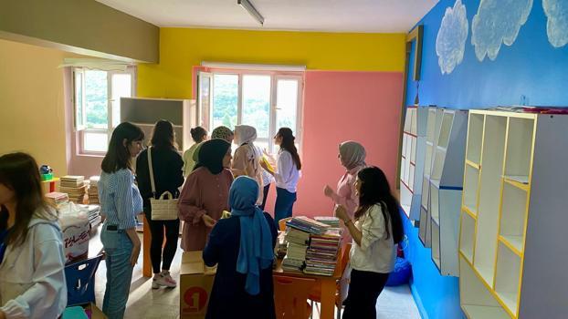 Fizik profesörü ve öğrencileri, Hatay’daki 2 köy okuluna kütüphane kurdu