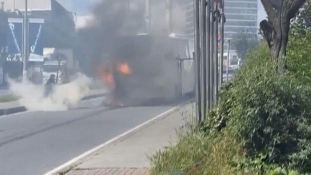İstanbul - Sakarya'dan Edirne'ye giden tur otobüsü Başakşehir'de alev alev yandı