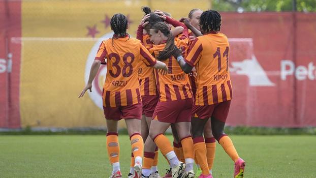 Bakan Bak’tan Galatasaray Petrol Ofisi Kadın Futbol Takımı’na tebrik