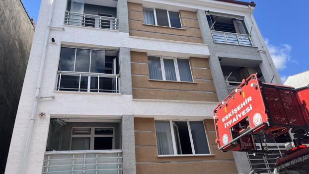 Eskişehir’de 3 katlı binanın garajında yangın; 2’nci katta mahsur kalan çift kurtarıldı