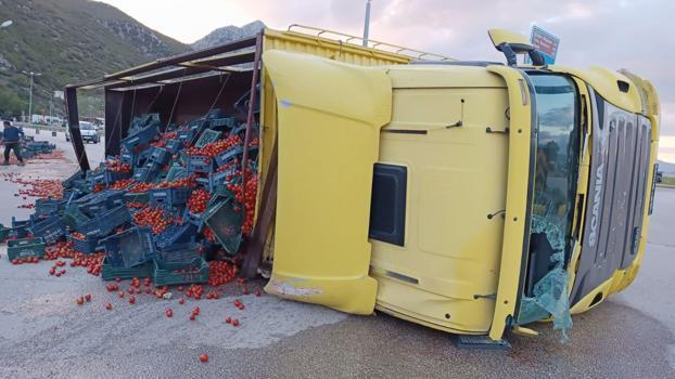 Domates yüklü kamyon devrildi: 2 yaralı