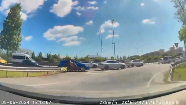 İstanbul - Bahçelievler D-100 Karayolunda otomobil motosiklete çarptı
