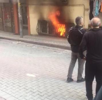 İstanbul - Sultangazi'de yangın: Anne ve 2 çocuğunu komşular kurtardı