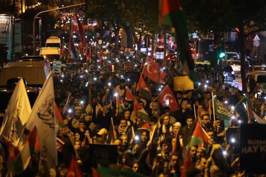 Fatih’te Filistin’e destek yürüyüşü düzenlendi