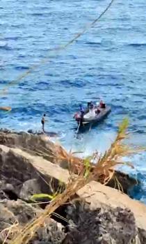 Kayalıkta mahsur kalan 2 genci deniz polisi kurtardı