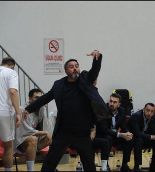 İzmirli Antrenör Gençoğlu kupa koleksiyonu yaptı