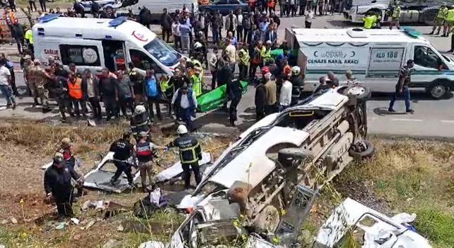 Gaziantep’teki kazada ölen 9 kişi yan yana toprağa verildi; 1 sürücü tutuklandı  (2)