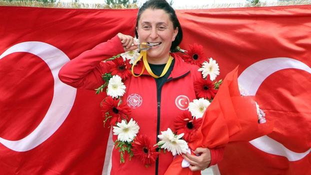 Rusya'da atlı okçulukta dünya şampiyonu olan Melek öğretmen, Erzurum'da coşkuyla karşılandı
