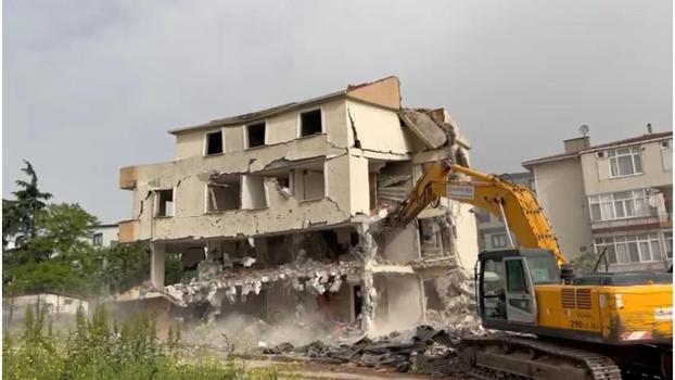 Müteahhidin inşaat halindeyken 24 daireyi 50 kişiye satıp kaçtığı bina yıkıldı