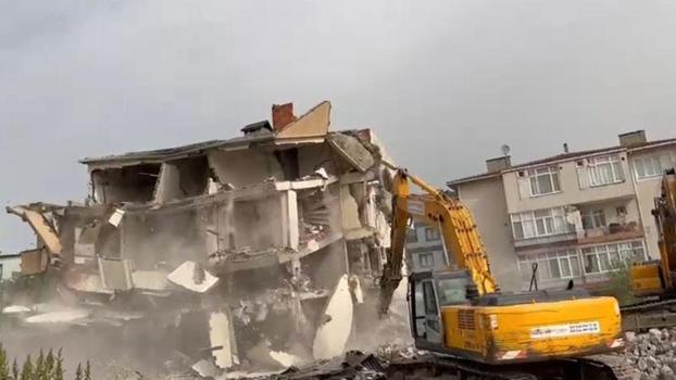 Müteahhidin inşaat halindeyken 24 daireyi 50 kişiye satıp kaçtığı bina yıkıldı