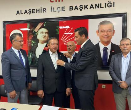 İYİ Parti'nin Alaşehir İlçe Başkanı ve 7 yönetim kurulu üyesi istifa edip, CHP'ye katıldı