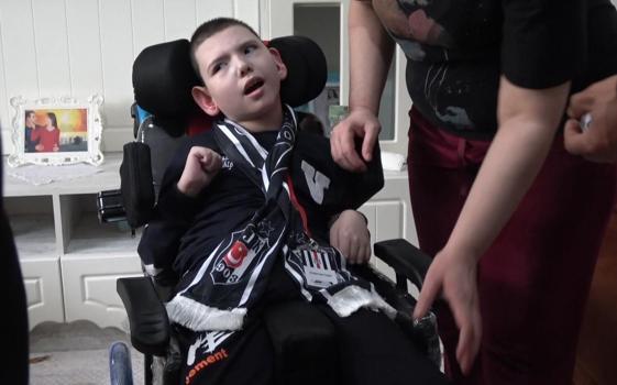 Serebral palsi hastası 9 yaşındaki İsmail'e Almanya’dan tekerlekli sandalye geldi