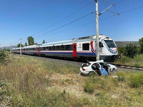 Hemzemin geçitte yolcu treninin çarptığı otomobilin sürücüsü öldü