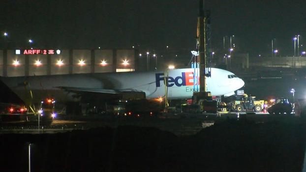 İstanbul-İstanbul Havalimanında gövdesi üzerine inen uçağı kurtarma çalışmaları devam ediyor