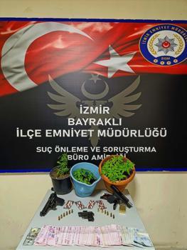İzmir'de evinde silah ve uyuşturucuyla yakalanan şüpheli gözaltına alındı