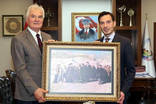 Başkan Yazıcıoğlu, Vali babasının 39 yıllık fotoğrafını odasına astı