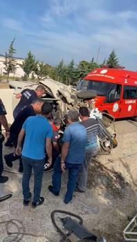 Adana'da otomobil, park halindeki otomobile çarptı: 4 yaralı