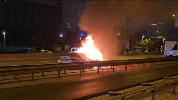 Kadıköy D-100'de, seyir halindeki otomobil alev alev yandı