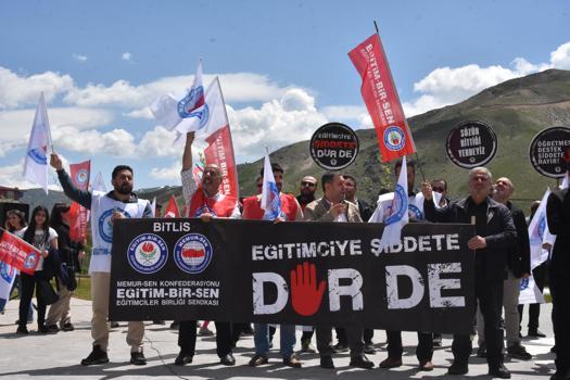 Bitlis'te Eğitim Bir-Sen üyelerinden açıklama: "Şiddete karşı yasal düzenleme istiyoruz!"