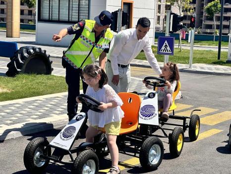 Jandarmadan çocuklara uygulamalı trafik eğitimi