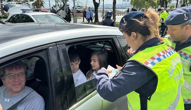 Tekirdağ'da trafik uygulamasında çocuklara kitap hediye edildi