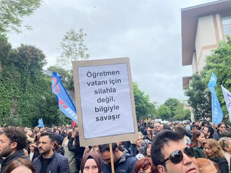 İstanbul-Öğretmenlerden İl Milli Eğitim Müdürlüğü önünde protesto