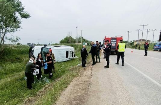 Bursa'da tali yoldan çıkan TIR’la çarpışan yolcu minibüsündeki 3 kişi yaralandı